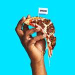 Une main qui tient une pizza avec de la viande végétale sur un fond bleu