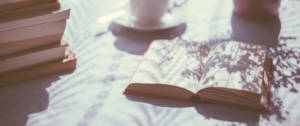 Plusieurs livres posés sur une table