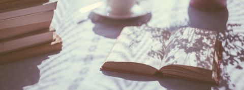 Plusieurs livres posés sur une table