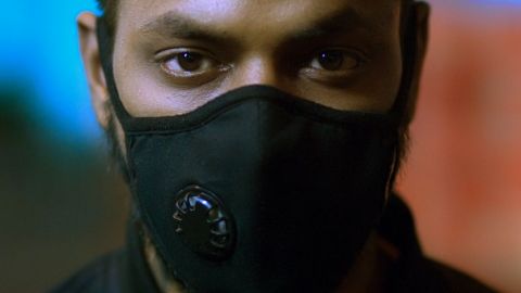 Un homme avec un masque noir muni d'un filtre