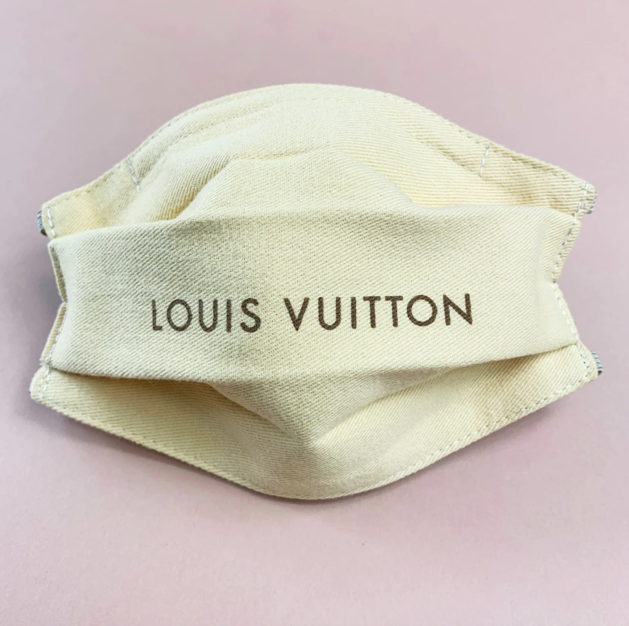 Un masque de protection avec l'inscription Louis Vuitton