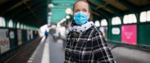 Une masque avec un masque qui attend le métro