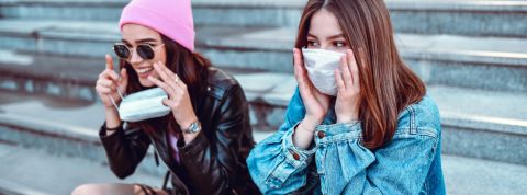 Deux jeunes filles portant un masque sur des escaliers