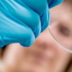 Une chercheuse dans un laboratoire en gros plan