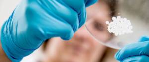 Une chercheuse dans un laboratoire en gros plan
