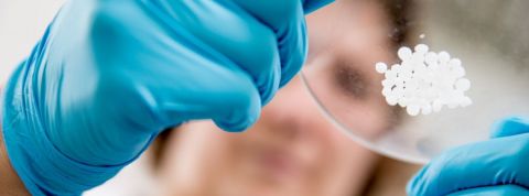 Une chercheuse dans un laboratoire en gros plan