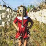 Une petite fille dans un champ avec un masque futuriste
