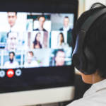 Un homme en train de faire une réunion sur Skype avec de nombreux collègues