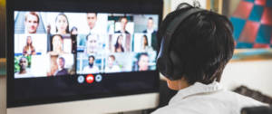 Un homme en train de faire une réunion sur Skype avec de nombreux collègues