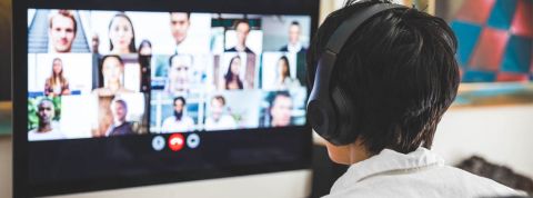 Un homme en train de faire une réunion sur Skype avec de nombreux collègues