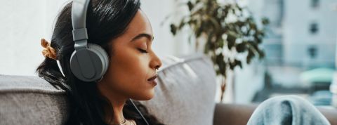 Une femme qui écoute de la musique en fermant les yeux