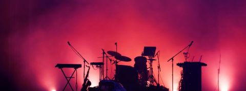 une scène de concert vide