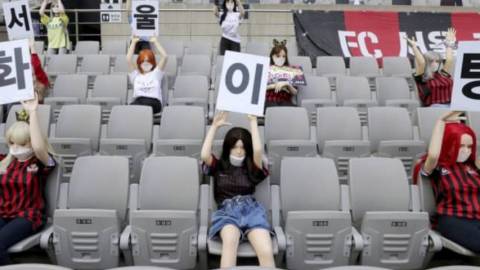 Un stade rempli de poupées sexuelles à Séoul