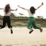 Deux femmes qui sautent en l'air sur une plage
