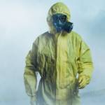 Une personne en combinaison de protection