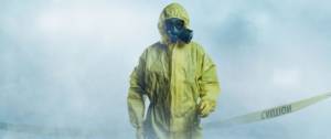 Une personne en combinaison de protection