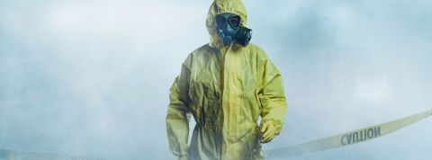Une personne en combinaison de protection