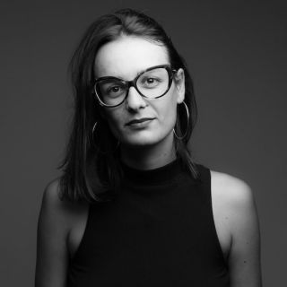 portrait de femme en noir et blanc