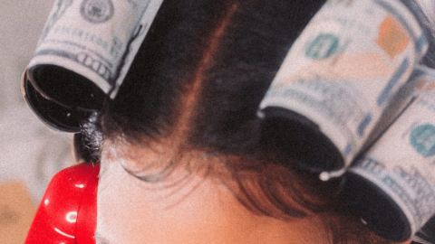 Des bigoudis recouverts de billets de banque