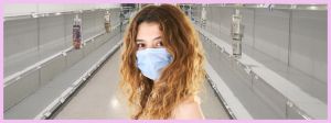 Une fille blonde avec un masque blanc dans un aéroport vide