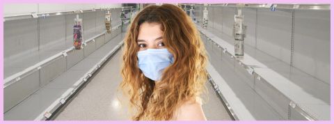 Une fille blonde avec un masque blanc dans un aéroport vide