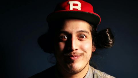 Un homme à l'air idiot avec une casquette rouge