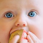 Un magnifique bébé aux yeux blancs