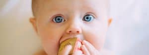 Un magnifique bébé aux yeux blancs
