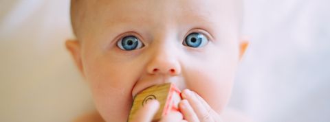 Un magnifique bébé aux yeux blancs