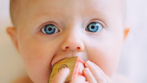 Un magnifique bébé aux yeux blancs
