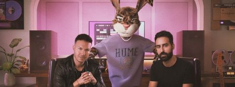 Les fondateurs de Hume, avec au centre un gros lapin en sweat