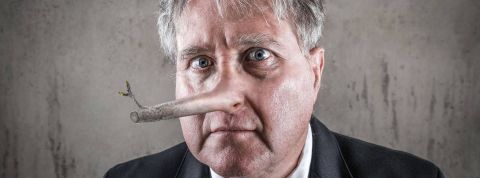 Un homme d'affaires avec le nez de Pinocchio
