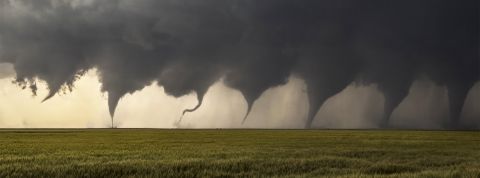 Grosse tornade sur un champ