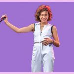 Une jeune femme habillée de blanc sur un fond violet