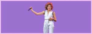 Une jeune femme habillée de blanc sur un fond violet