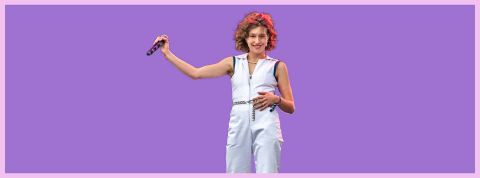 Une jeune femme habillée de blanc sur un fond violet
