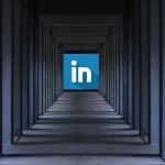 Un logo LinkedIn dans une allée sombre