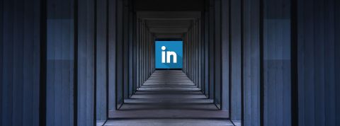 Un logo LinkedIn dans une allée sombre