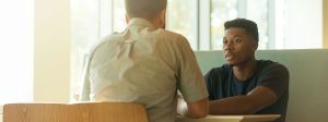 Jeune homme et recruteur