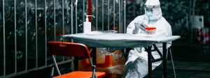 Un homme en blouse blanche
