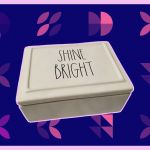 Sur fond violet, des produits en céramique blancs