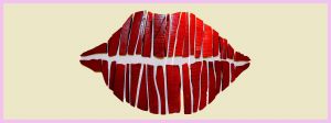 Une bouche rouge en papier découpé sur fond jaune
