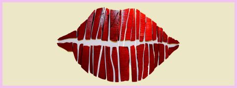 Une bouche rouge en papier découpé sur fond jaune
