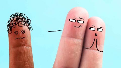 Expression de la discrimination raciale en dessinant des expressions avec les doigts
