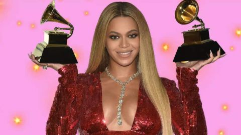 Beyoncé et ses trophées musicaux entre les mains