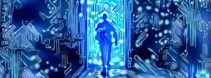 Homme numérique tonique bleu de circuit marchant par la porte électronique