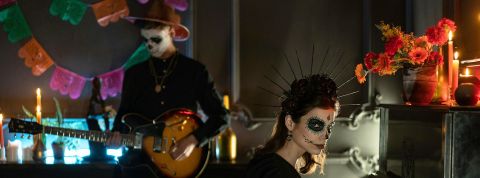 Deux jeunes ambiance dark au piano et à la guitare