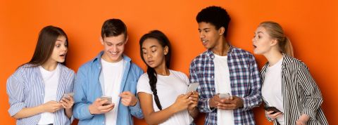Adolescents avec leur smartphone