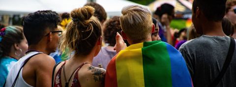 Jeunes avec un drapeau LGBT