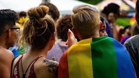 Jeunes avec un drapeau LGBT